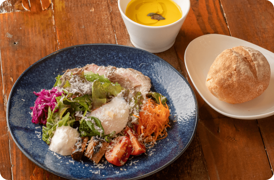 シェフのきまぐれサラダランチ スープ、自家製パン付