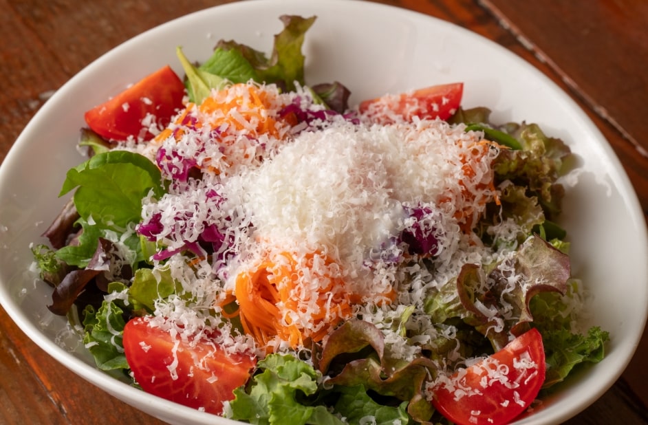 シェフのきまぐれサラダ〜半熟玉子としばさき農園サラダと彩り野菜のサラダ〜