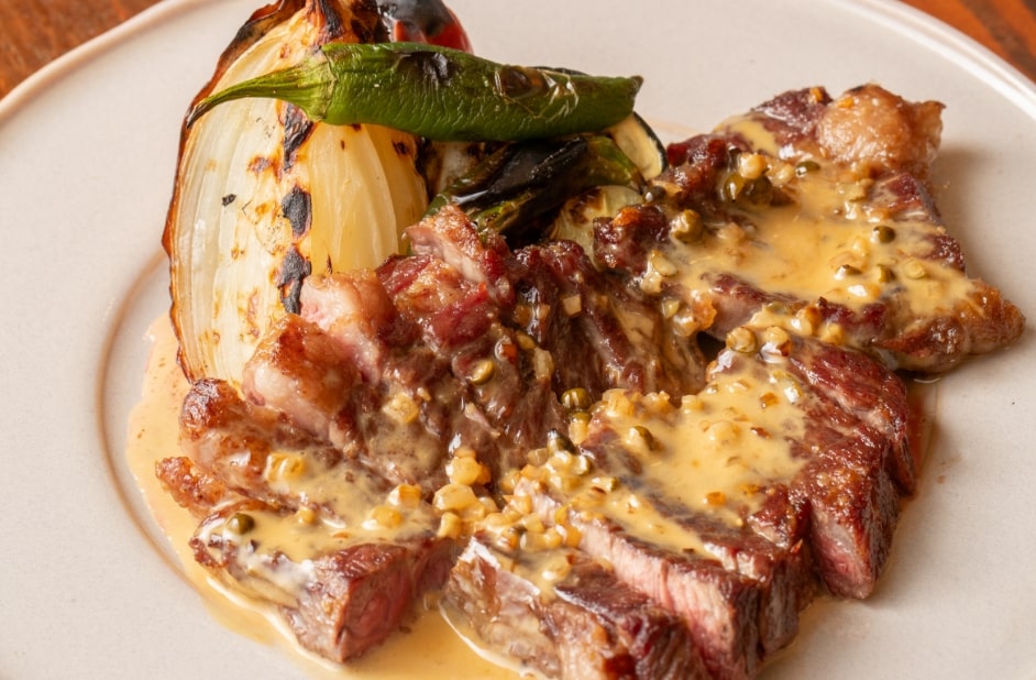 黒毛和牛サーロインのステーキ 緑こしょうソース彩り野菜を添えて