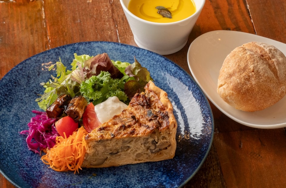 限定!季節のキッシュサラダランチ (スープ、自家製パン付)