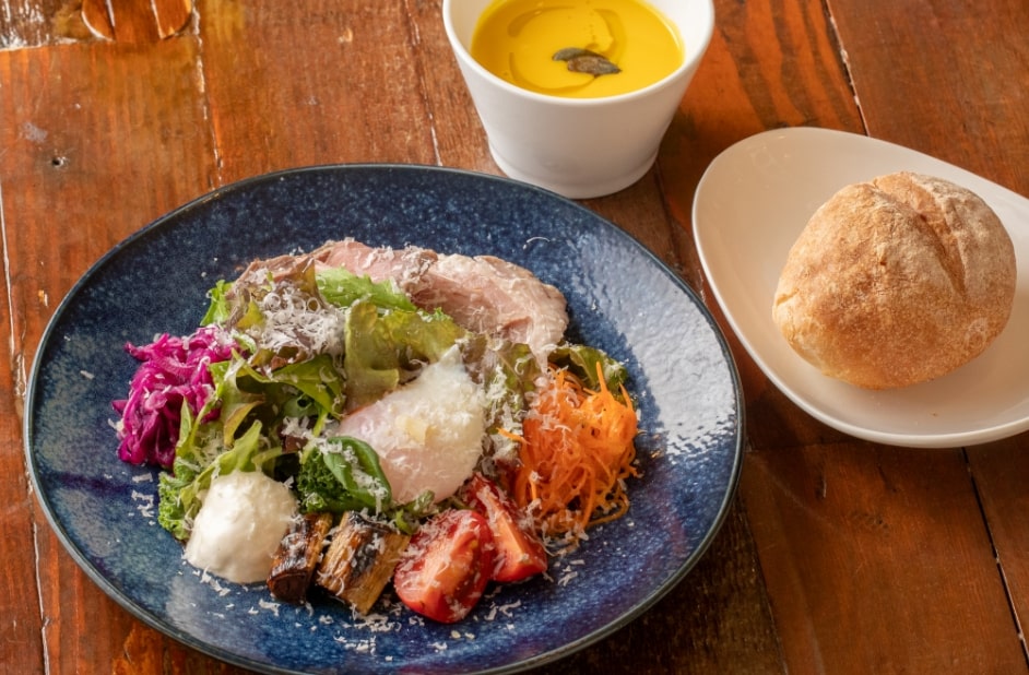 シェフのきまぐれサラダランチ (スープ、自家製パン付)