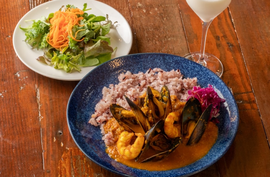 本日のカレーランチ(ナン or ごはん) (サラダ、自家製ラッシー付)
